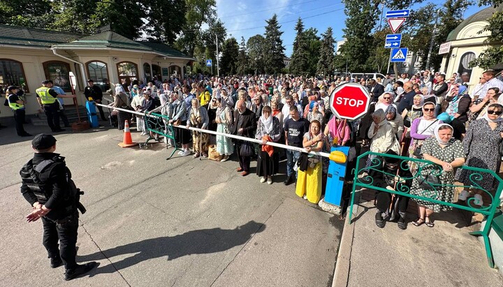 The police blocked the parishioners from entering the Lavra. Photo: UOJ