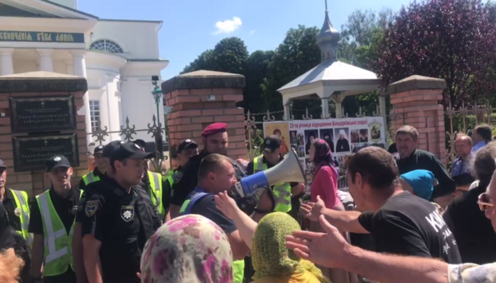 Поліція не пускає людей в укриття під час тривоги. Фото: СПЖ