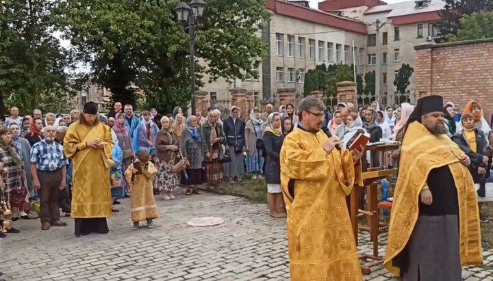 В Белой Церкви прихожане собора молятся за оградой