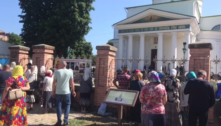 Believers of the UOC in front of their captured cathedral. Photo: Romfea