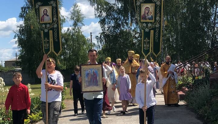 Віряни УПЦ с. Петропавлівське проводять хресний хід навколо захопленого думенківцями храму. Фото: Telegram-канал «Дозор на 