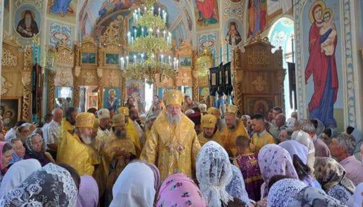 Освящение храма и престола в с. Шебутинцы. Фото: страница Черновицко-Буковинской епархии УПЦ в Facebook