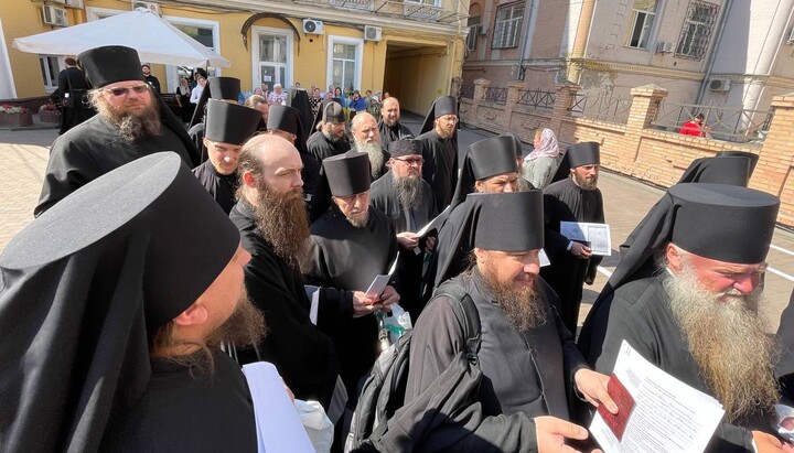 Монахи Києво-Печерської лаври перед Господарським судом Києва. Фото: Лавра сейчас