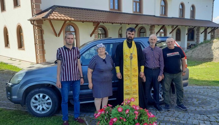 Автомобіль для ЗСУ від Свято-Троїцької парафії УПЦ с. Багринівка. Фото: сторінка Чернівецько-Буковинської єпархії УПЦ у Facebook