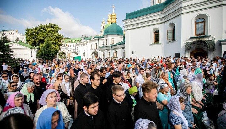 Тисячі людей на літургії у Лаврі. Фото: скріншот відео facebook.com/Church.ua