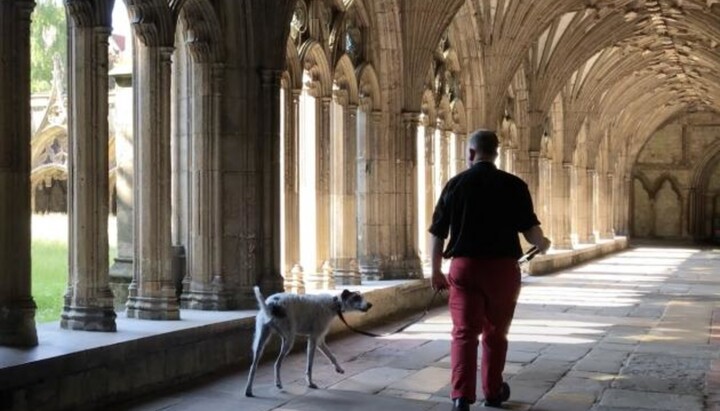 Посетитель собора с собакой. Фото: englishcathedrals.co.uk