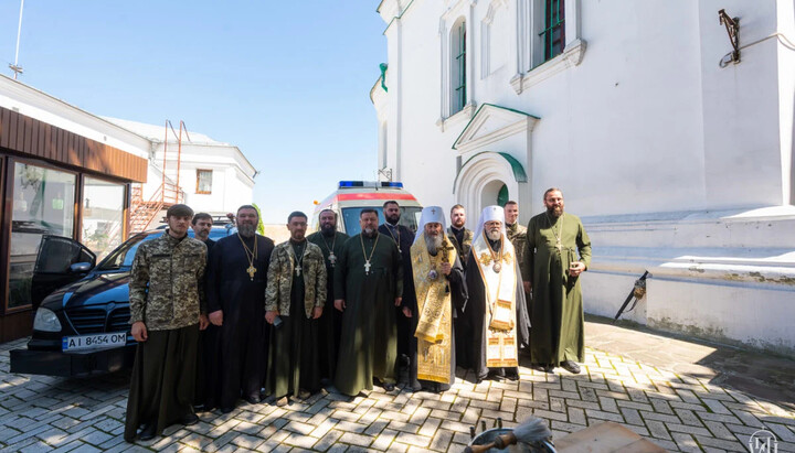 Освячення машини швидкої допомоги. Фото: news.church.ua