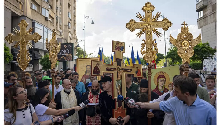 Крестный ход в Бухаресте. Фото: AP/Андреа Александру