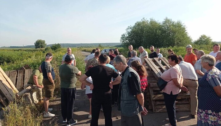 Supporters of the OCU built barricades on the way to the procession of UOC believers. Photo: rivnepost.rv.ua