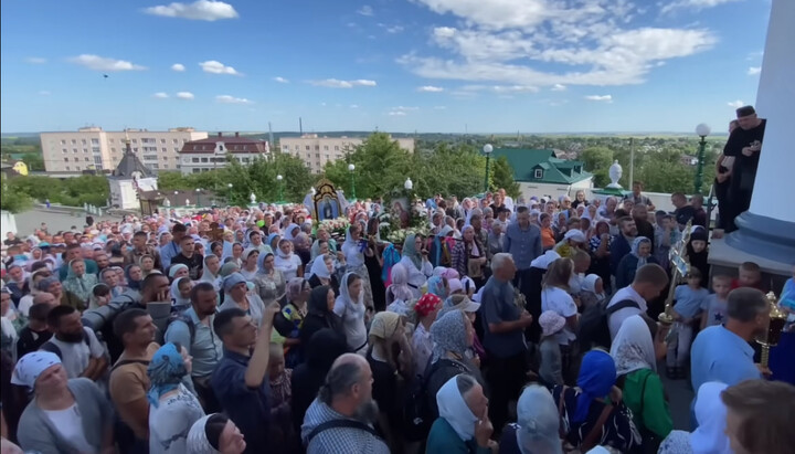 Хресний хід вірян УПЦ до Почаївської лаври. Фото: скриншот відео YouTube-каналу «Мир»