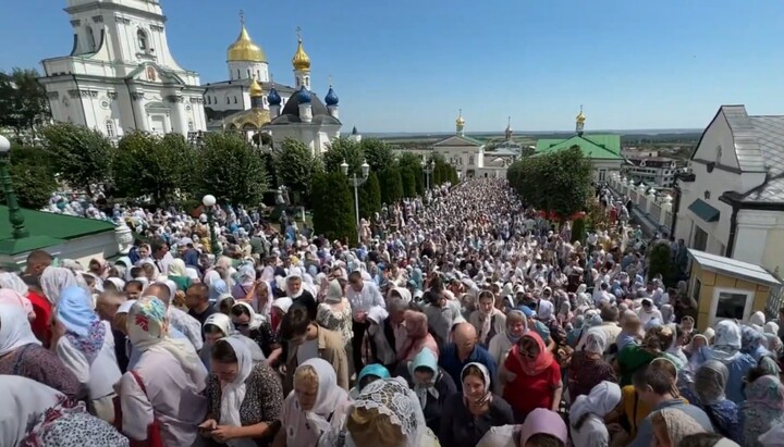 Вірні УПЦ у Почаєві. Фото: СПЖ