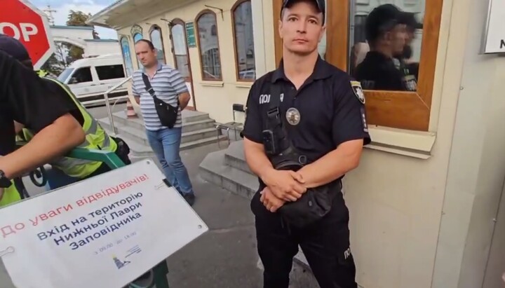 Полицейские заблокировали вход в Киево-Печерскую лавру. Фото: скриншот видео Telegram-канала «Лавра сейчас» 