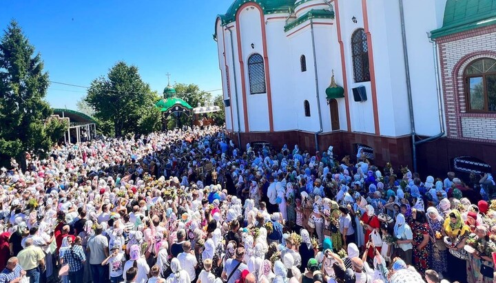 Sfânta Liturghie în mănăstirea Sfintei Ana. Imagine: pagina de Facebook a Eparhiei Cernăuților și Bucovinei