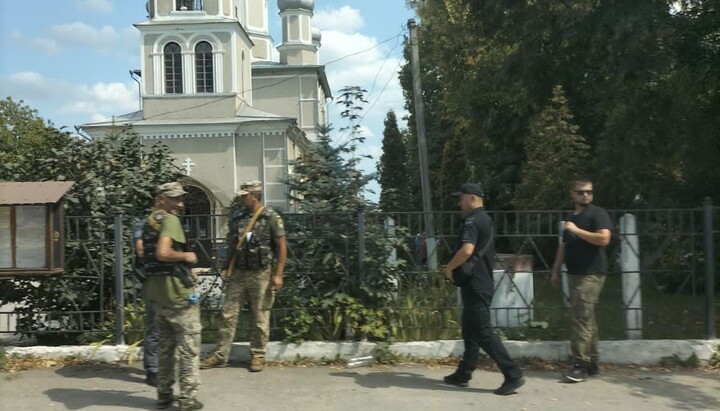 Soldiers at the Church of the UOC of the Nativity of the Virgin in Dovzhok village. Photo: UOJ