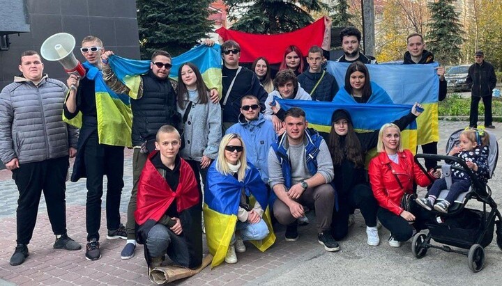 Opponents of the UOC who called for the beating of the processionists. Photo: t.me/dozor_kozak1