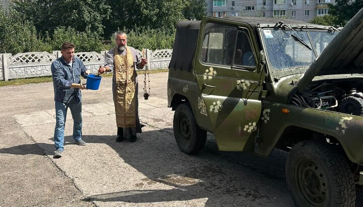 Освячення автомобіля для ЗСУ в Обухові. Фото: сторінка архієпископа Іони (Черепанова) у Facebook