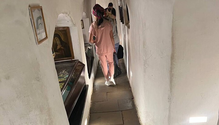 An OCU activist in the Near Caves of the Kyiv-Pechersk Lavra. Photo: spzh.news