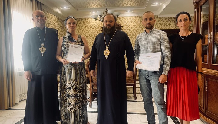 Yurystyi received officials under the guise of the UOC community in Dovzhok. Photo: Facebook of the Khmelnytsky diocese of the OCU