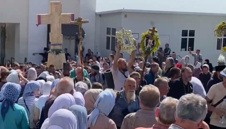 Entrance of the processionists to the Pochaiv Lavra. Photo: UOJ