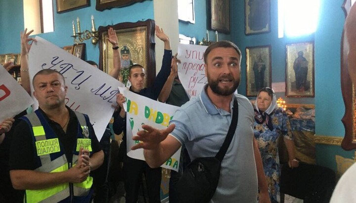 Провокация сторонников ПЦУ в храме УПЦ с. Песчаное. Фото: telegraf.in.ua