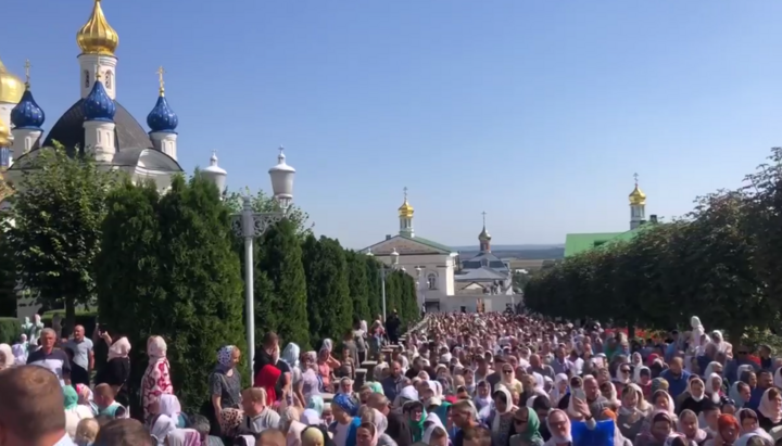 Procesiune religioasă Calea Crucii în ziua de prăznuire a descoperirii moaștelor Sfântului Iov de la Poceaev. Imagine: UJO