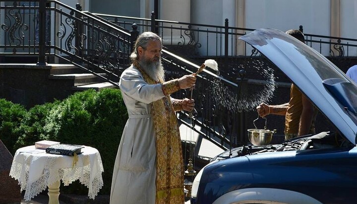 Протоиерей Евгений Назаренко освящает автомобиль для армии. Фото: orthodox-kr.org.ua