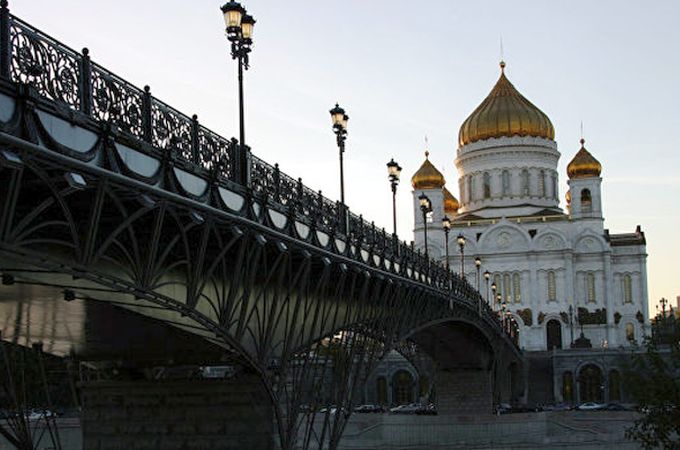 В Москве возле храма Христа Спасителя выставили 50 уникальных фото православных церквей