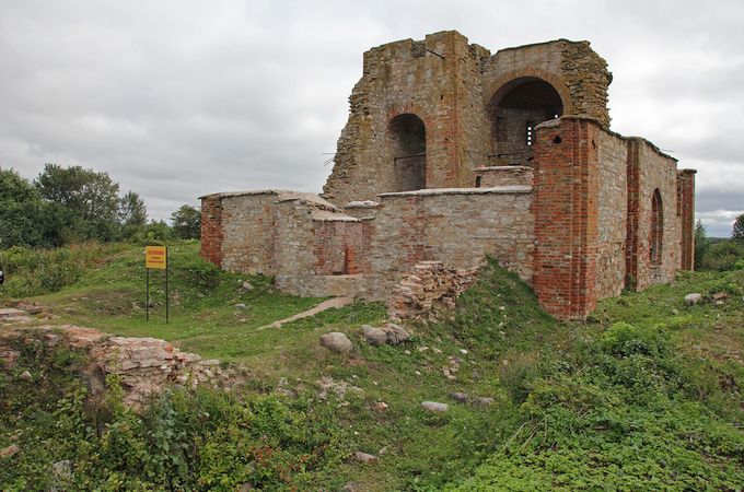 У Росії руїни новгородської церкви відреставрують і сховають під скляний купол