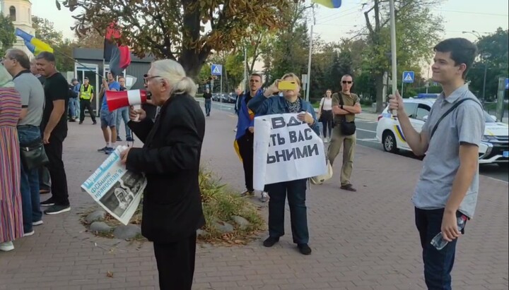 «Активісти» перекрикують богослужіння біля Києво-Печерської лаври. Фото: скріншот відео Telegram-каналу «Перший Козацький»