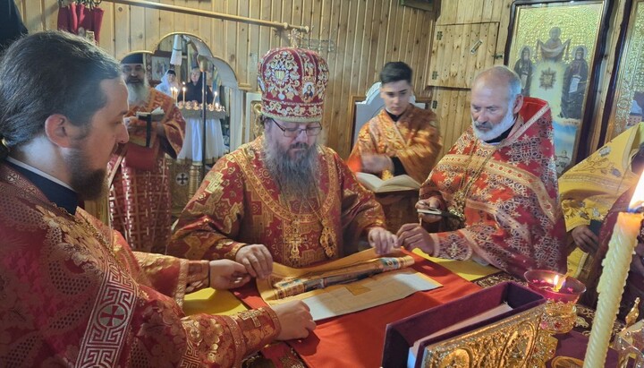 Єпископ Никита освятив престол і звершив літургію в храмі УПЦ на честь Архангелів Михаїла та Гавриїла. Фото: сторінка Чернівецько-Буковинської єпархії УПЦ у Facebook