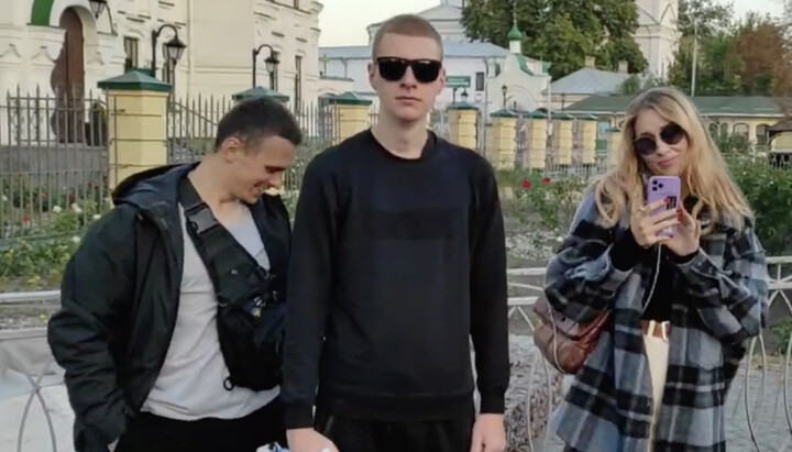 Activists at the walls of the Lavra. Photo: UOJ’s screenshot