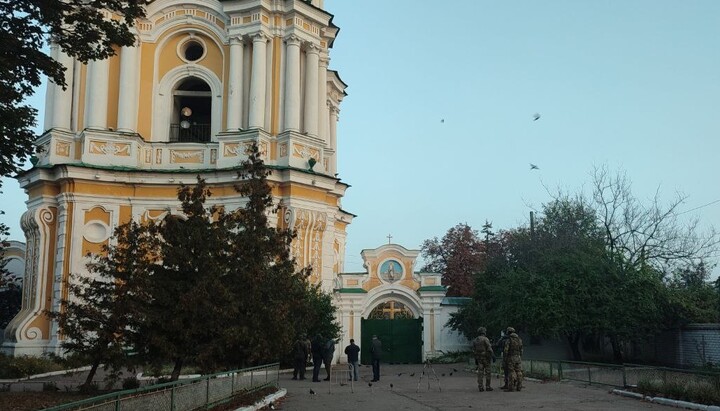 Заблокований вхід на територію чернігівського Троїцького собору УПЦ. Фото: Telegram-канал «Дозор на 