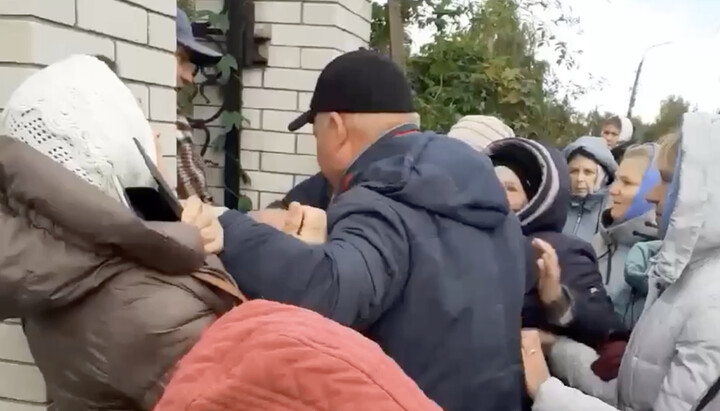 Representatives of the OCU attack believers of the UOC. Photo: screenshot t.me/dozor_kozak1