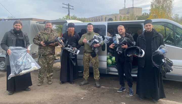 UOC priests with humanitarian aid in the front-line zone. Photo: Fr S. Yushchik’s Facebook page