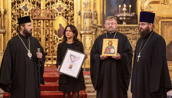 Клірики й волонтери УПЦ під час нагородження у Варшаві. Фото: news.church.ua