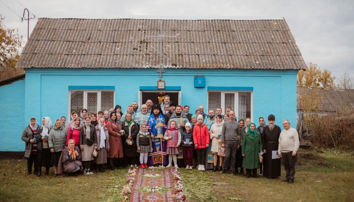 Керуючий Хмельницькою єпархією архієпископ Віктор із громадою УПЦ с. Антонівка. Фото: Telegram-канал Хмельницької єпархії УПЦ