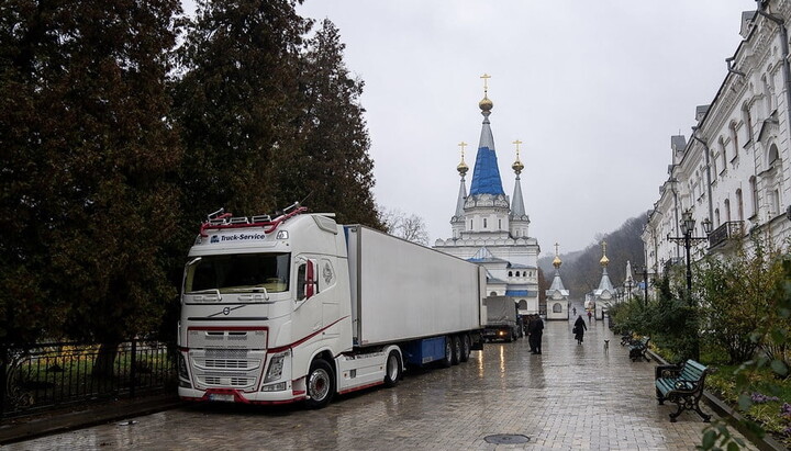 Автомобілі з гуманітарним вантажем із Вінницької єпархії УПЦ прибули до Святих гір. Фото: eparhia.vn.ua