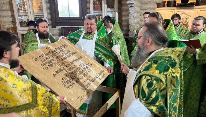 Освячення престолу в храмі преподобної Параскеви Сербської у Ніжинській єпархії УПЦ. Фото: orthodox.cn.ua