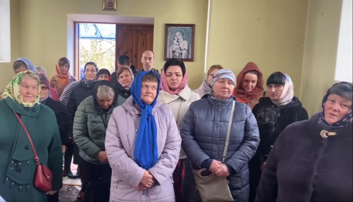 Прихожане общины УПЦ в селе Даровка Волынской области. Фото: скриншот видео страницы Владимир-Волынской епархии в Facebook