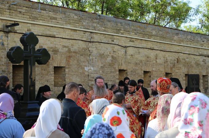 Монахи Києво-Печерської Лаври молилися на Радоницю за упокій своїх братів