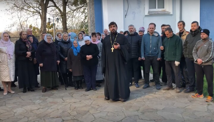 Парафіяни і священник ладижинського храму підтвердили свою рішучість залишатися в УПЦ. Фото: скриншот відео на YouTube-каналі Казанського храму