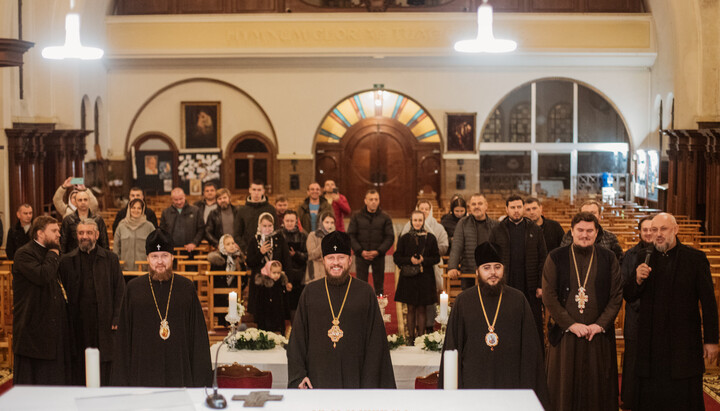 Зустріч архієреїв із православними українцями у Брюсселі. Фото: сторінка Хмельницької єпархії УПЦ у Facebook