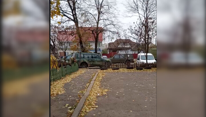 Машини, на яких приїхали церковні рейдери. Фото: СПЖ