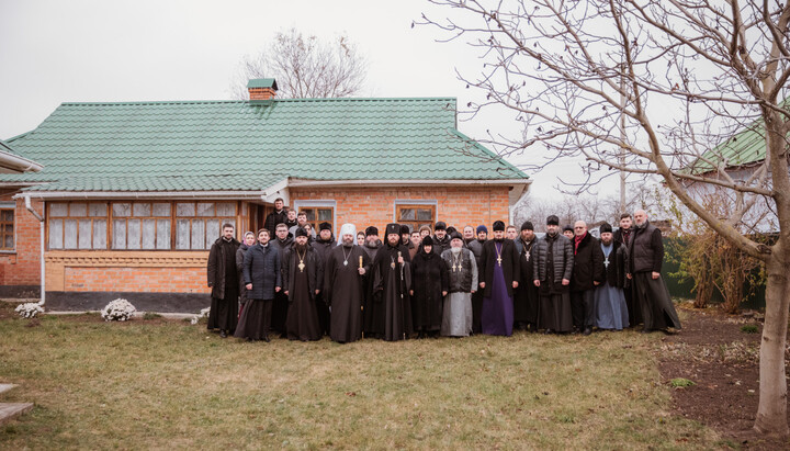 Духовенство, чернецтво та парафіяни УПЦ біля рідного дому Блаженнішого Митрополита Володимира у с. Марківці. Фото: сторінка Хмельницької єпархії УПЦ у Facebook