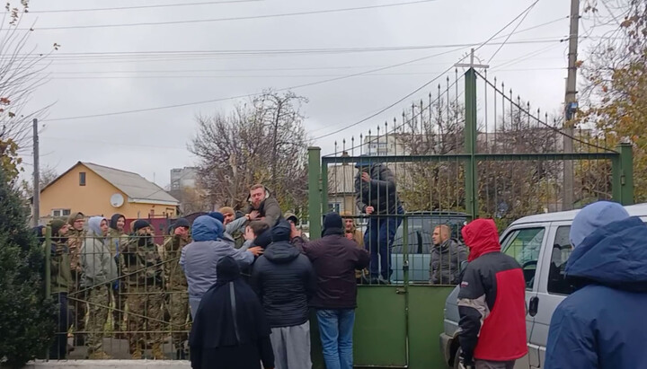 Нападение рейдеров ПЦУ в военной форме на монастырь УПЦ в Черкассах. Фото: spzh.news