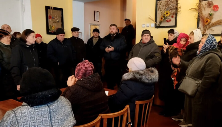 Жителі села Ленківці перед голосуванням за «переведення» громади Петропавлівського храму в ПЦУ. Фото: скриншот відео Чернівецької єпархії у Facebook