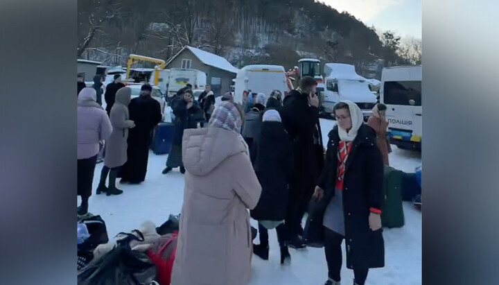 Поліція виселяє студенток. Фото: СПЖ