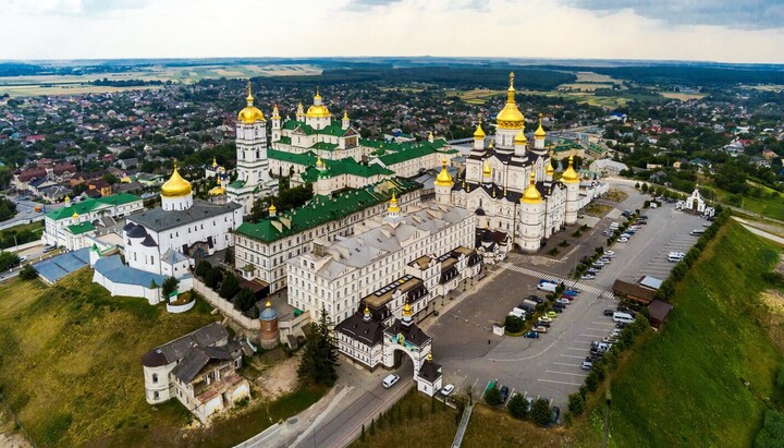 Почаївська лавра і місто Почаїв. Фото: discover.ua