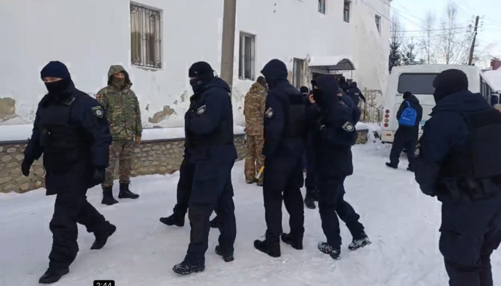 Police and SBU officers evicting female students from the Kremenets College. Photo: Zoya Karpiuk FB