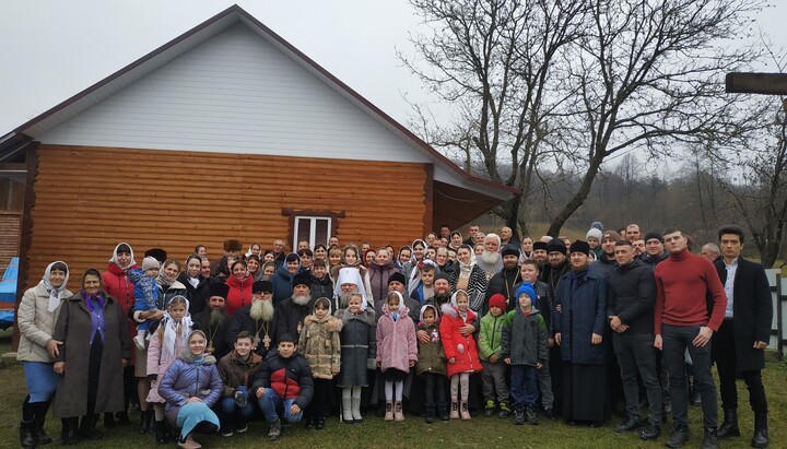 Митрополит Мелетий и священники УПЦ с православной общиной с. Бережонка. Фото: страница Черновицко-Буковинской епархии УПЦ в Facebook 